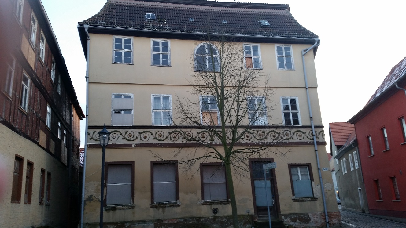 MIETKAUF eines gro&szlig;en Mehrfamilienhauses ( 400qm Wfl.)  - Sanierungsbed&uuml;rftig in Ermsleben / Sachsen-Anhalt,
Kaufpreis:  &euro;  13.999,-- oder Mietkauf