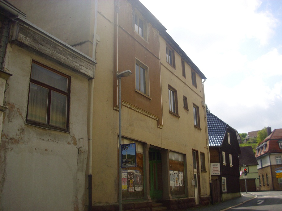 MIETKAUF eines Zweifamilienhaus'es mit ehem. Laden - stark renovierungsbed&uuml;rftig- in 98544 Zella-Mehlis / Th&uuml;ringen, ca. 200qm Wohn- Nutzfl&auml;che,  Kaufpreis:  24.000,-- oder Mietkauf